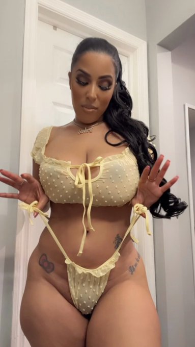 RT if I look yummy in yellow 🥰💛💛 https://t.co/FHYWBwpyKm<a href="/tag/monday"class="tags"><span>#monday</span></a>