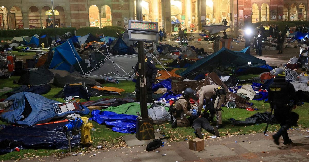 Fresh chaos, arrests on US college campuses as police flatten camp at UCLA reut.rs/3WpYLOp