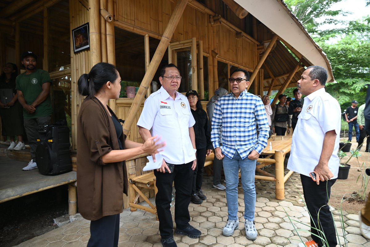 Komisi IV DPR RI melakukan kunjungan ke Sekolah Bambu Komodo, dalam rangka mendukung program yang menggabungkan pemberdayaan ekonomi dan perlindungan lingkungan, di Labuan Bajo, Manggarai Barat, Nusa Tenggara Timur, Senin (29/04/2024). #KunkerDPR
