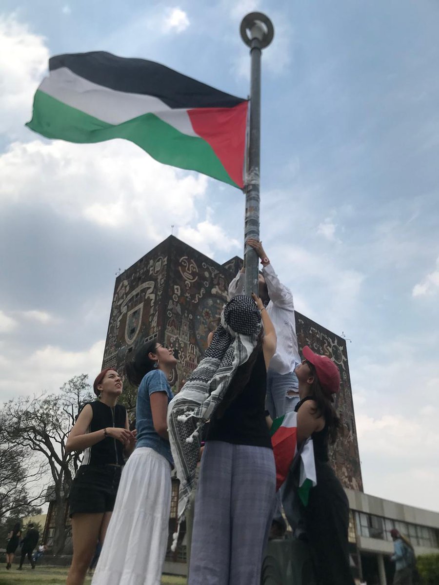 Izan la bandera palestina en Ciudad Universitaria para exigir #PalestinaLibre desinformemoos.org.mx 📷: Fede Soto