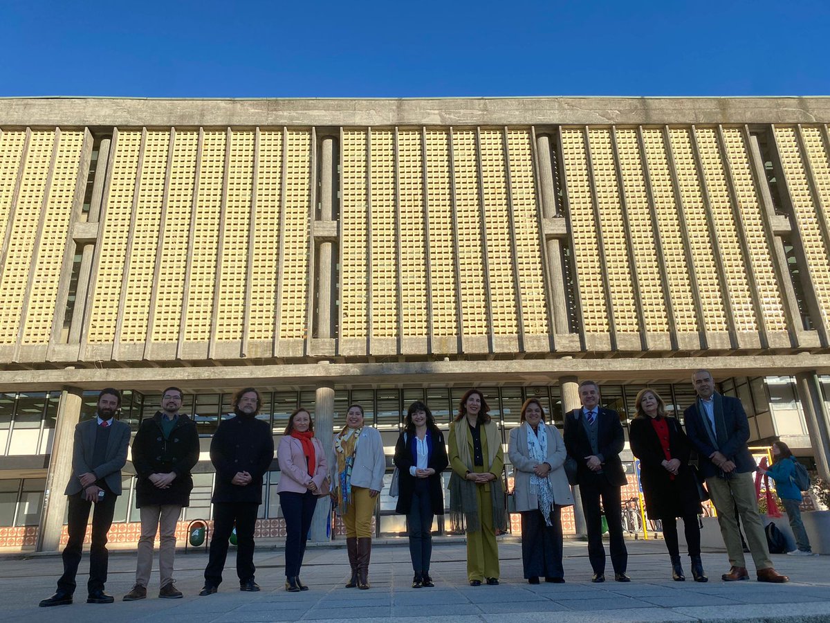 xagauche's tweet photo. Hoy tuvimos el gusto de recibir a la Embajadora de Mexico @EmbaMexChi y al Consul Honorario @CCMCespedes Junto a la Vicerrectora @PauPazRincon y equipos directivos y profesionales visitamos @UdecBibliotecas y @PinacotecaUdeC Fortaleciendo lazos históricos @vrim_udec @DriUdeC https://t.co/VgAlJCsqBk
