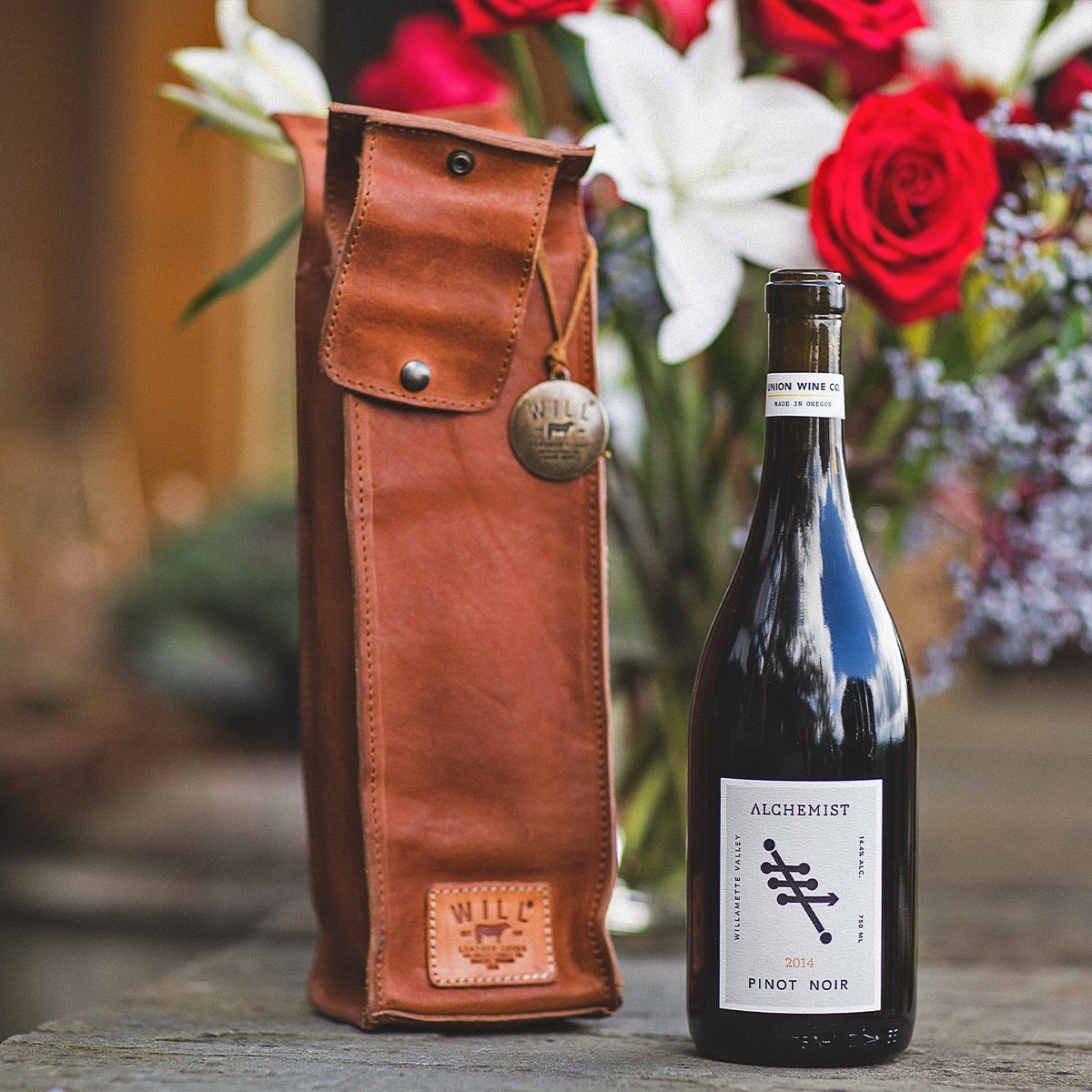 Going to dinner at a friend's house? A bottle of wine & flowers are the perfect combo. Add our full-grain leather bottle holder, and you have an unforgettable gift.
bit.ly/WLG_WineCases

#winecase #winelover #winestagram #winetime #bottlesleeve  #bottlecase #winecover