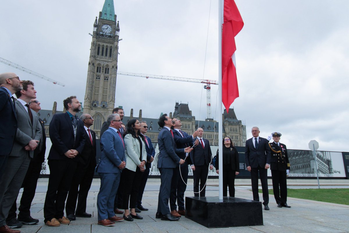 Today, we stood together to raise the Flag of Poland on Parliament Hill for the first time in celebration of Canada’s inaugural Polish Heritage Month 🇨🇦🇵🇱

It was an honour to host with my friends @PeterFonsecaMP, @PLinCanada Ambassador @WitoldDzielski & @CanPolCongress!