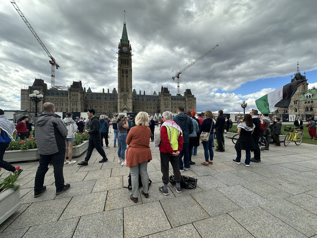 Today a coalition of humanitarian organizations including @OxfamCanada and @IRCanada gathered in the shadow of the Peace Tower to call for a cease fire in Gaza and an end to arms exports to the region. I came to listen and to learn.