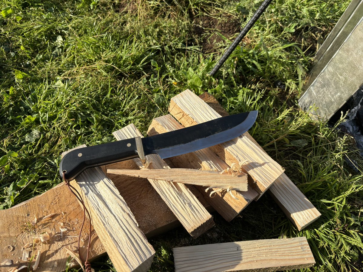 #ナイフメイキング
なかなかいいキャンプ用ナイフが出来た。
全鋼製、フルタングのブッシュクラフトナイフ。