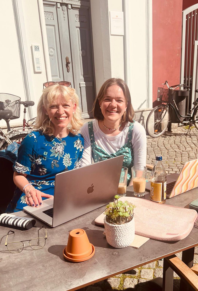 Glücklich & dankbar, dass @SarahStapel6 seit 1. Mai mein Lab @uni_greifswald als Doktorandin bereichert & zum Thema Klima & Psyche🌍 promoviert; freue mich nach ersten beiden Arbeitstagen (u.a. beim Kulturfest mit @gemeinsampsych1 Stand) auf weitere sinnstiftende Zusammenarbeit🤝