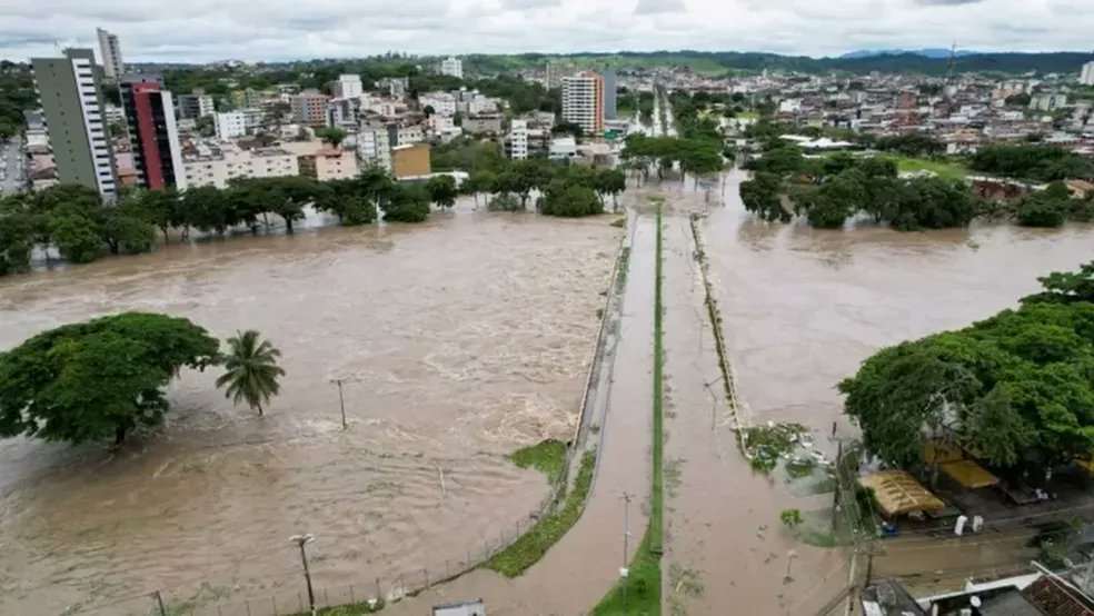 Impossível esquecer! Em 2021, a Bahia viveu uma grande catástrofe. Cerca de 54 mil pessoas ficaram desalojadas e ao menos 24 morreram. Naquele momento, o ex-presidente Bolsonaro estava de férias, passeando de Jet Ski em Santa Catarina e seguiu como se nada... (1/2)