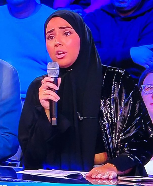 Bonsoir Sokhayna,

Vous aviez affirmé sur #TPMP ce soir être dans une quête spirituelle islamique à travers votre voile.

Ça fait partie de la pudeur islamique le crop-top ?

C’est une awra de la pire espèce ça en Islam non ?

À quoi vous jouez en emmerdant la France entière avec