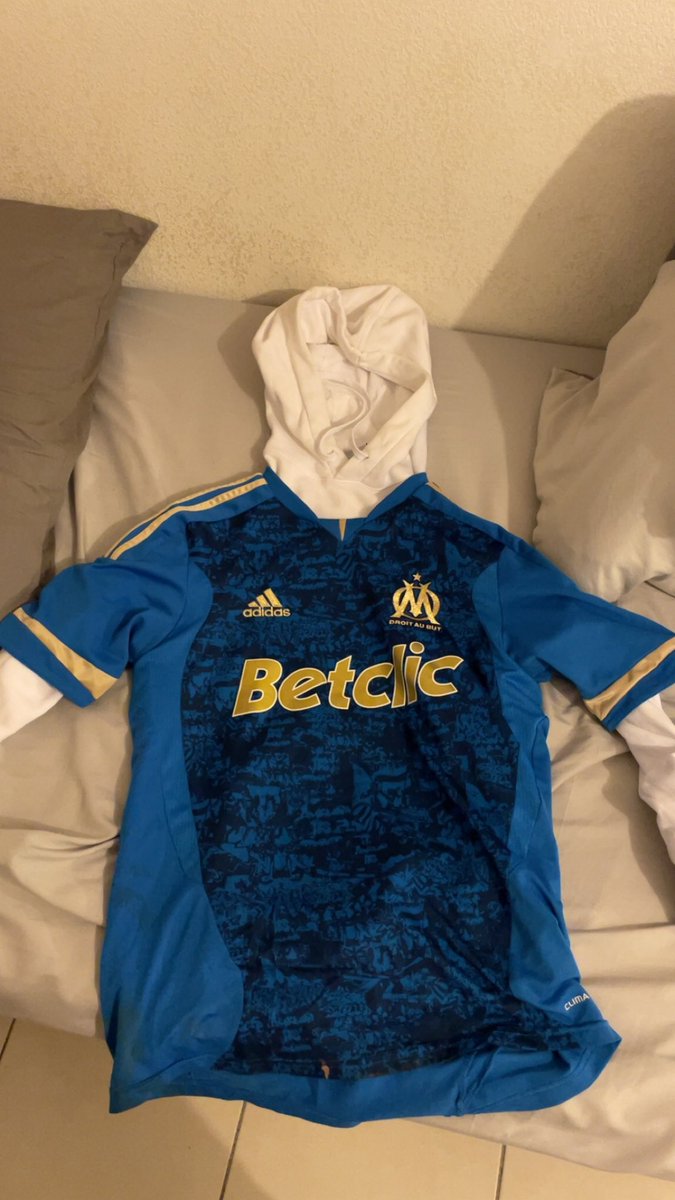 🚨 Maillot retrouvé match Atalanta🚨 Je suis à la recherche du mec qui a laissé son maillot avec son sweat (photo) en tribune Ganay porte J. Merci de rt un max et de faire tourner pour le retrouver 💙🤍 #OMAtalanta #TeamOM @biloEntraide @basilebilo