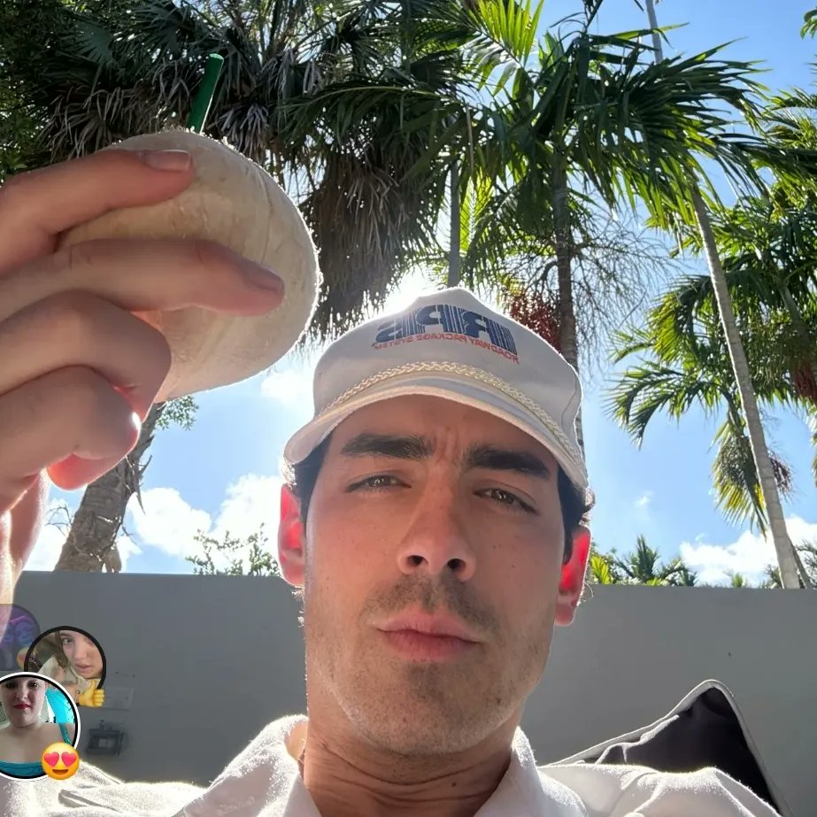 joe_jonaswife's tweet image. Me &amp;amp; @joejonas ARE thinking about eachother 🥰 both wearing our fave  color 💙 TODAY 🥰❤️❤️ 

#MATCHINGCOUPLE #Florida