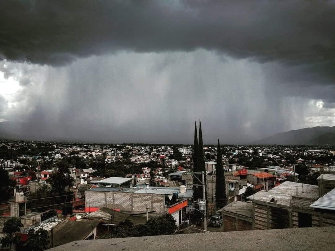 Hermoso paisaje #Oaxaca nos regala la lluvia hoy en la capital oaxaqueña .