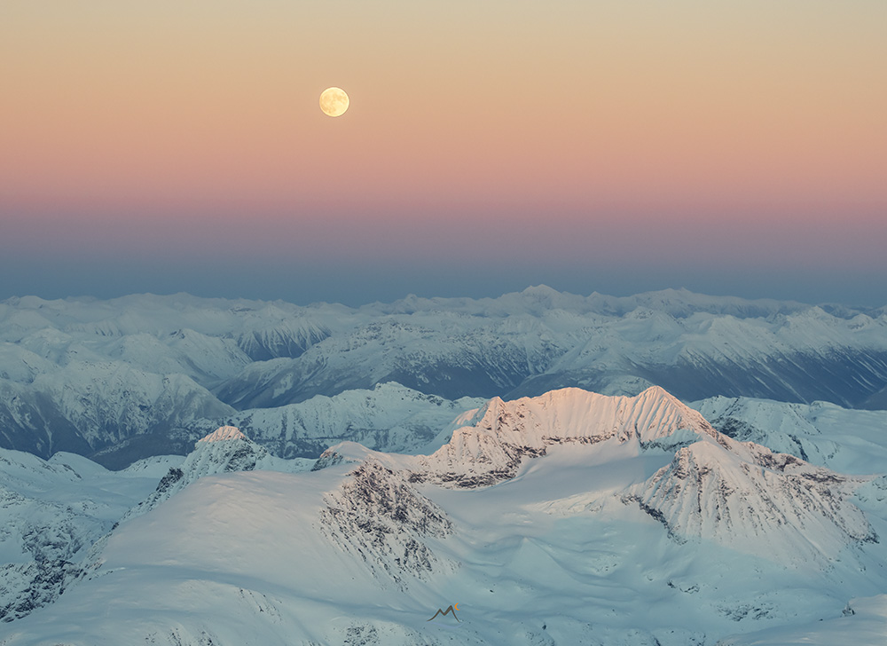 Moonrise alpenglow over Armchair Glacier #whistler