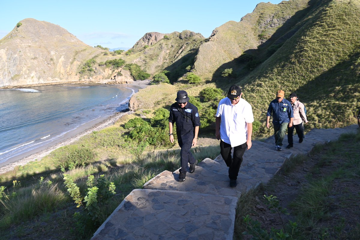 Komisi IV DPR RI melakukan kunjungan ke Pulau Padar dan Pulau Rinca yang merupakan bagian dari Taman Nasional Komodo, di Nusa Tenggara Timur. Kunjungan tersebut terkait dengan konservasi di wilayah tersebut, Selasa (30/04/2024). #KunkerDPR