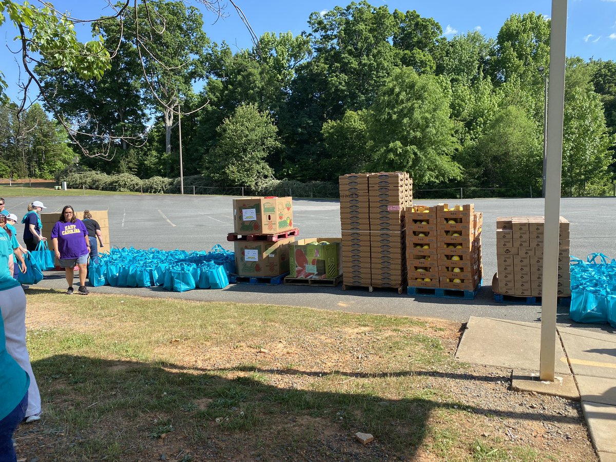 Thank you #secondharvestfoodbank for coming out and supporting our families. It was an amazing time volunteering @WalterBickettES. @AGHoulihan @AlfredLeon04 @Renee_McKinnon1 @SusanRodgersS4 @jamieh928