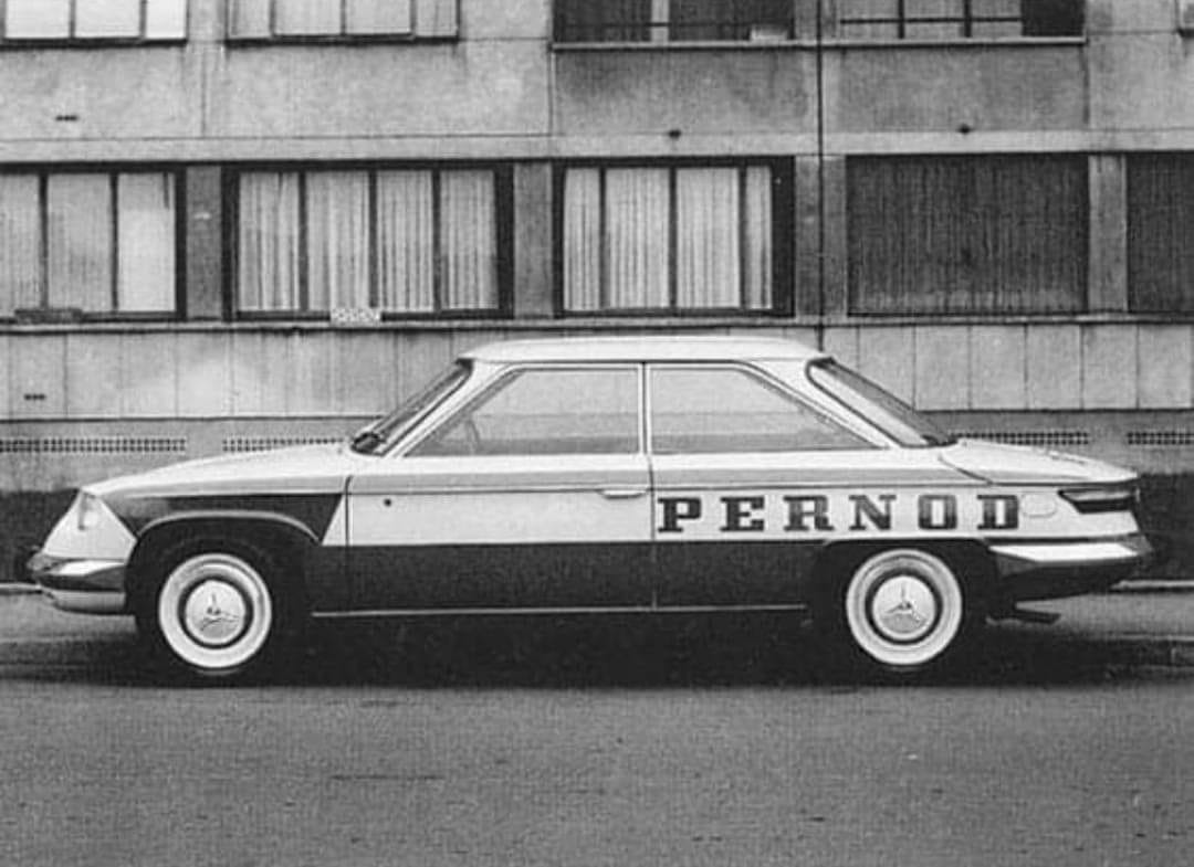 Rétro cars voiture 🚘 la Panhard 24 BT Societé pub Pernod devant les HLM 1968