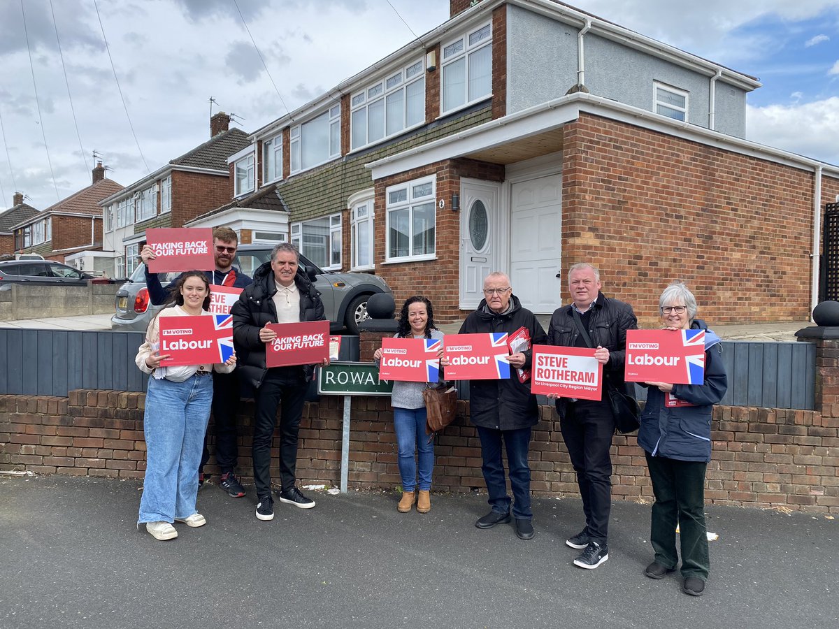 A huge thank you to everyone who came out to support me this week, in Whitefield Ward. Best of luck to all our fantastic @LabourKnowsley and @UKLabour candidates 🌹@MetroMayorSteve @emilyspurrell