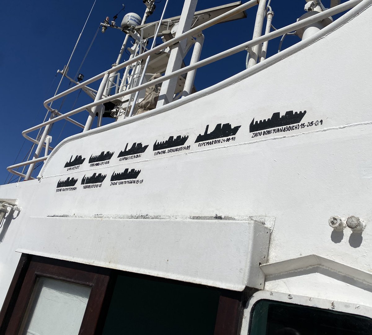 Un barco de prefectura naval argentina tiene marcado todos los pesqueros chinos que detuvo jsjs