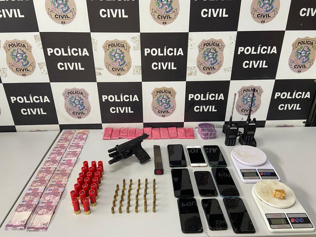 Homem é preso em Vitória ao jogar arma, drogas e celulares pela janela [ leia.ag/a/B73C/2hfx4h ] O homem foi preso após se denunciar ao jogar os objetos da janela, mas ele não era alvo da operação e sim uma mulher que mora em Jesus de Nazareth