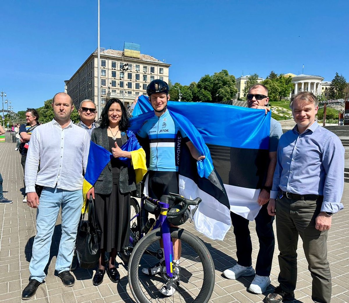 🇪🇪 Estonian MP @kristovaga rode on a bicycle from Tallinn to Kyiv to collect money for the Ukrainian army. The deputy published a photo from Independence Square in Kyiv and reported that: 'I did it!'.