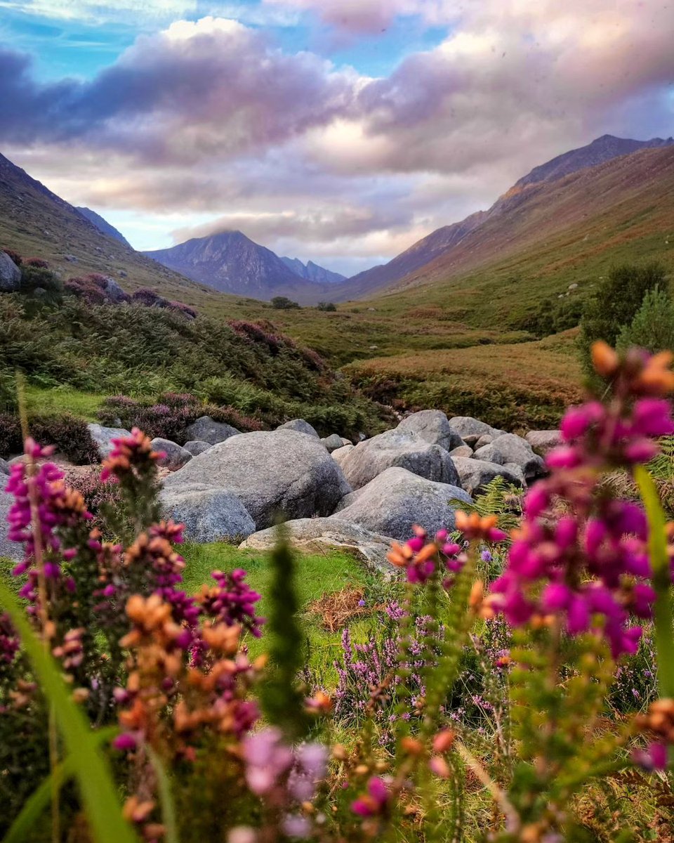 You're never far from a spectacular view on the Isle of Arran! ⛰️😍 📍 Glen Rosa, @VisitArran 📷 IG/hayandkyle #ScotlandIsCalling