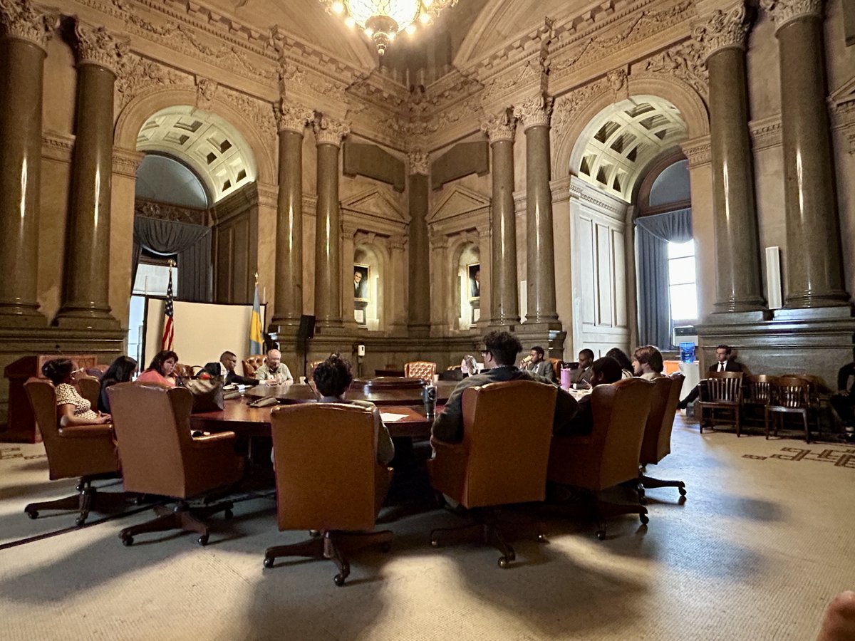 STARTING NOW: Sports venue expert @neildemause briefing @phlcouncil members and staff. 'You can't get economists to agree on anything usually, but the one thing they agree on is that sports venue deals aren't good for the public.' #SaveChinatown #NoArena