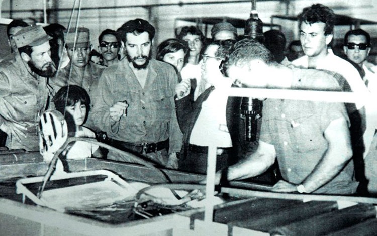 Hoy recordamos que en 1964 el Che fundó la Empresa de Producciones Mecánicas Fabric Aguilar Noriega, ubicada en Santa Clara. #CheVive #CubaViveEnSuHistoria