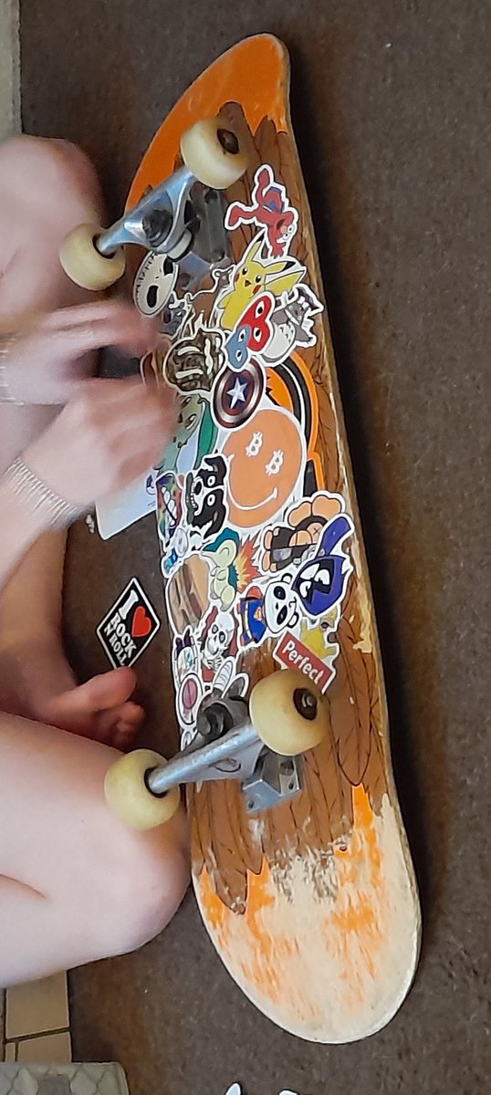TomBert21mbtc's tweet image. GM, #Plebs!🤩
My kids, #stickerbomb|ing their boards rn🥳
So proud! #BitcoinDad