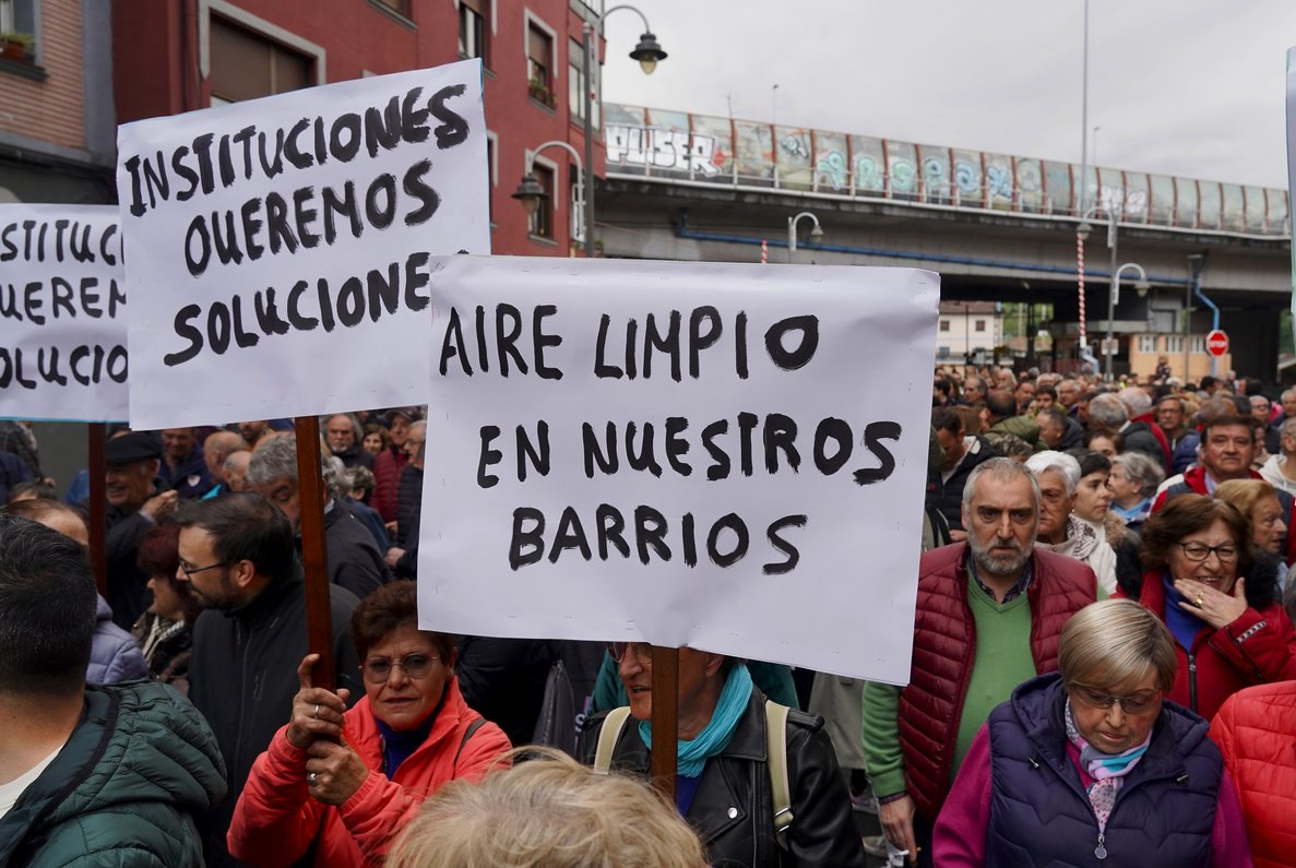 Una manifestación vecinal exige que Sader y Profersa salgan ya del casco urbano de Bilbo naiz.eus/es/info/notici… 🖊️ @goikodeustu 📸 Monika del Valle | Foku