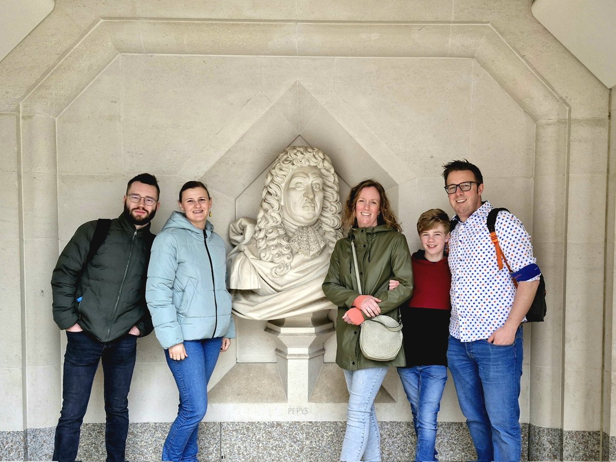 What a lovely group on my #Greatfireoflondon walk on behalf of @Guided_Walks
Separate bookings but everyone was Dutch.  So impressed with their English, particularly the children - the sister was rather shy. Much laughter at Pepys burying his parmesan
#guidedwalk #cityoflondon