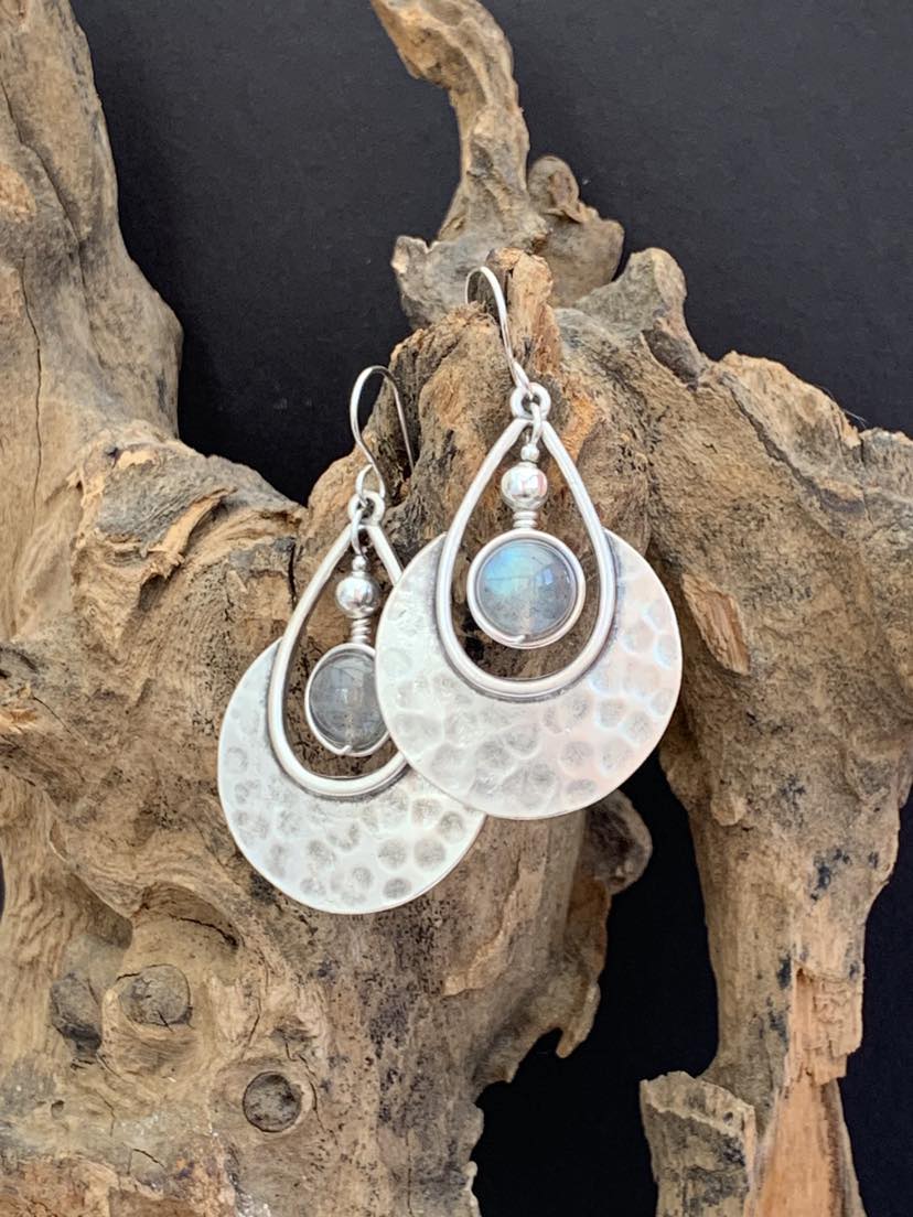EarringsOfGem's tweet photo. £13.80 via Etsy, unique, handcrafted black silver statement earrings, complete with Labradorite and 925 Sterling Silver hooks.
Purchase via Etsy: https://t.co/aYlnQElLXC
#925sterlingsilver #labradorite #blacksilver #chandelierearrings #danglingearrings #boholook #bohostyle https://t.co/Gyv0a4OuA7