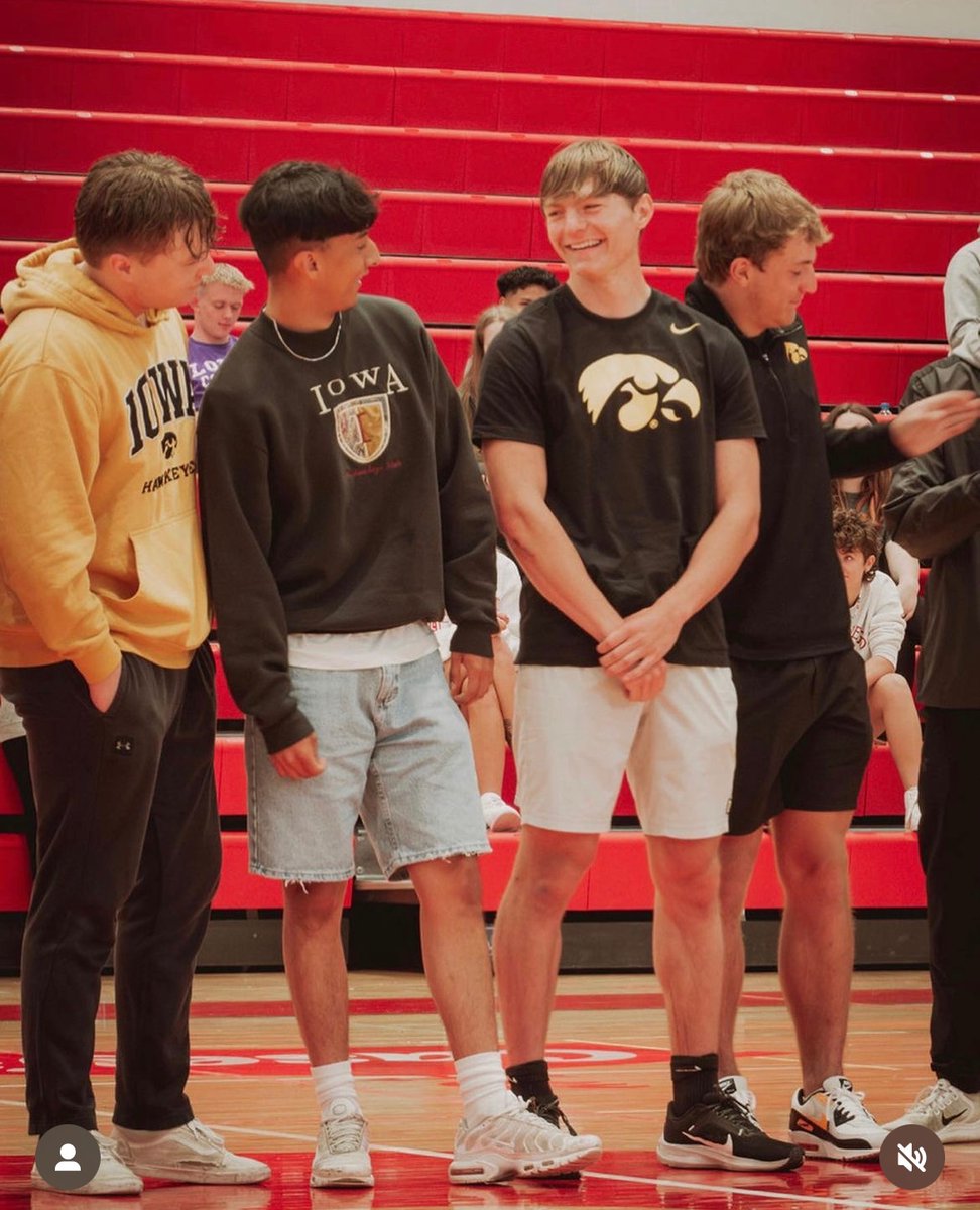 chssunsquad's tweet photo. Senior Decision Day 🎓 thank you to the talented Antony Photography for these pics https://t.co/xzZaX5pesN