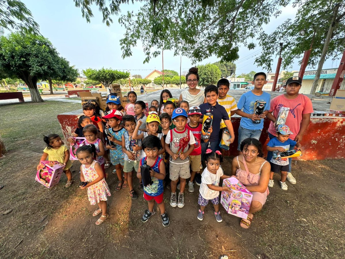 Se el adulto que necesitabas cuando eras niño! 🧸🪁🪁🚂🐶 La niña Stephany hubiera estado encantada jugando con las niñas y niños de Mata Clara Veracruz, saltando y corriendo. 🧸 #DiaDelNiño #afronation #afromexican #afromexicanos #FelizJuevesATodos