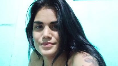 Atención. La dictadura cubana acaba de condenar a 15 AÑOS DE PRISIÓN a la activista Mayelín Rodríguez Prado, una joven de apenas 23 años, por haber transmitido en sus redes sociales las protestas en Cuba. Completamente cruel e inhumano. Pensar que existe gente que defiende esto.