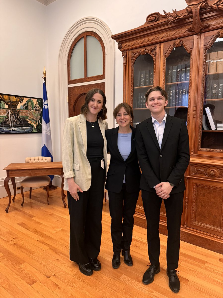 Toujours un plaisir de recevoir des étudiants passionnés par la politique à l’Assemblée nationale du Québec! ☺️ #assnat #polqc #jeunesse @pol_cast2 @AssnatQc