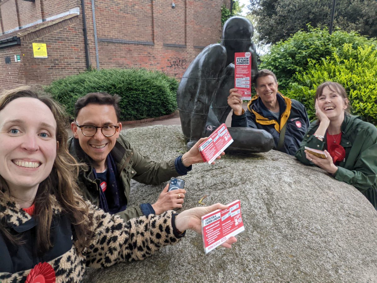 Top @labour_branchWH team getting out the Labour vote on the Sidings estate tonight - many residents already voted for @SadiqKhan @anne_clarke & @CityHallLabour. Always a pleasure to campaign with Mark, @shazknit @LornaLGreenwood. And an @GormleyNews sculpture, of course.