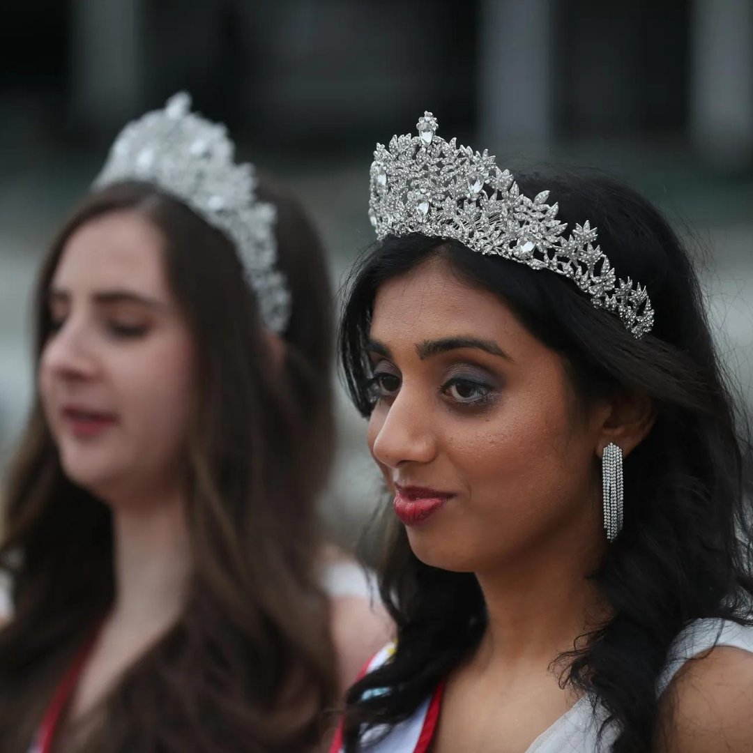 Congratulations to @UofLMedSchool student Ankita Nair on being named the Derby Queen for the 150th running of the @KentuckyDerby! Additionally, congratulations to UofL Kentucky Derby Princesses Paighton Brooks and Sarah Downs! Read more from UofL SOM: uofl.me/4a5CjNE