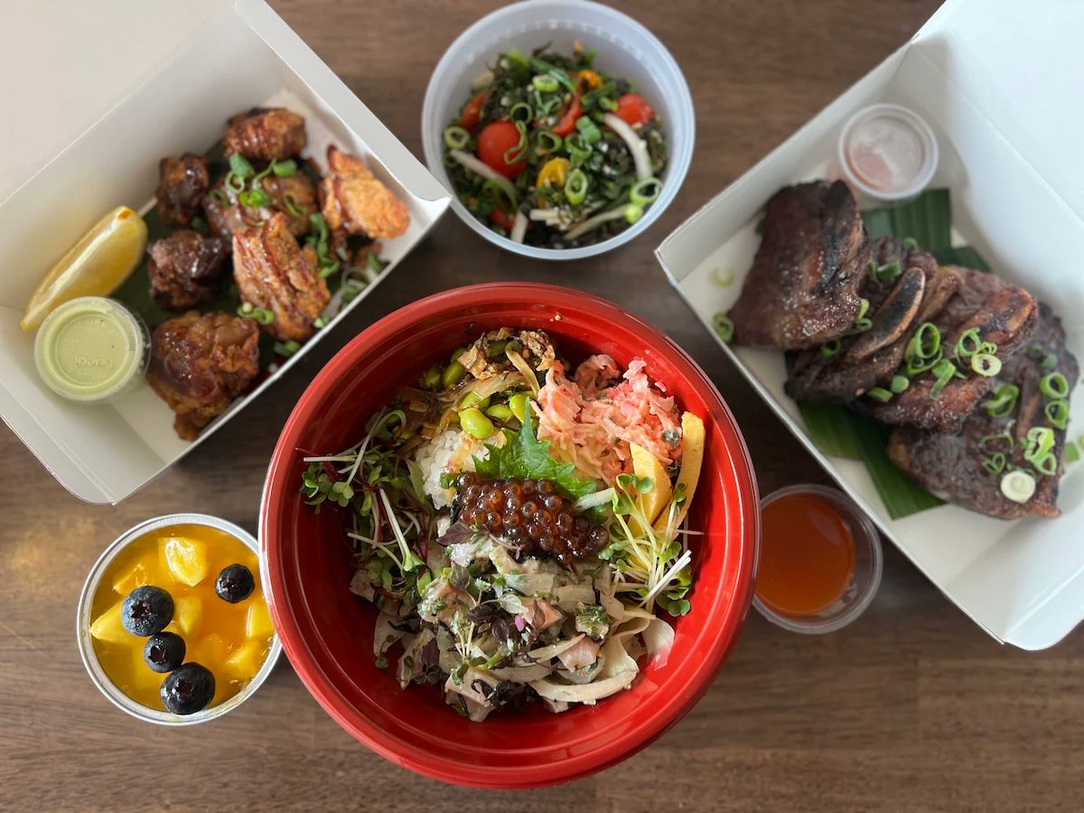In a sea of poke spots, Aliʻi Fish Market on Oʻahu stands out with gourmet poke bowls featuring inventive twists on comforting flavors. hawaiimagazine.com/these-poke-bow…
