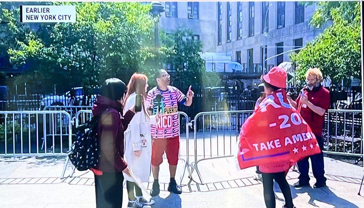 Area outside courthouse overrun with #Trump supporters… 😝
