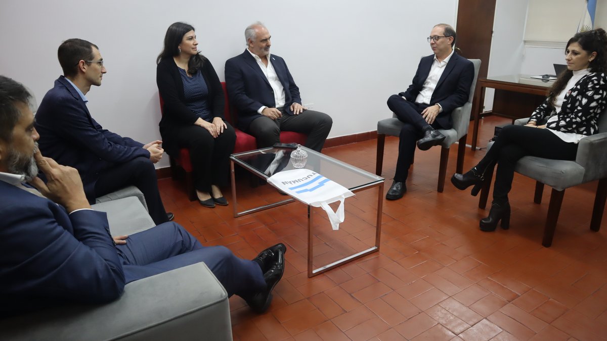 Nos enorgullece entregar nuestro Sello de Distinción <a href="/MarcaTucuman/">Marca Tucuman</a> al posgrado en Com. Internacional que dicta <a href="/Economicas_UNT/">Facultad de Ciencias Económicas - UNT</a>. El vicepdte del <a href="/IDEPTucuman/">IDEP Tucuman</a>, <a href="/JuanCasanas1/">Juan Casañas</a>, y el dir. ejec. <a href="/maxi_tucuman/">Maximiliano Martinez Marquez</a>, firmaron el convenio de recertificación junto al decano, Jorge Rospide.