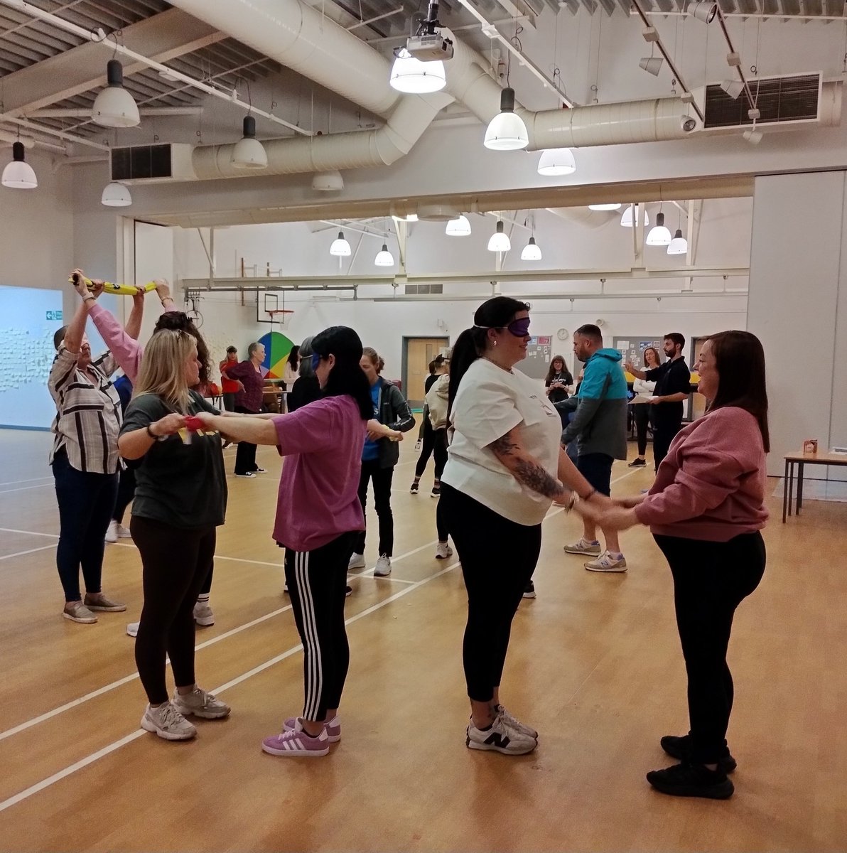 AISDundeeCity's tweet image. Fantastic turnout at @SDS_sport More Than a Bell Ball training today. Thanks to trainers Louise &amp;amp; Joshua for leading the #DundeeLearning today. Thanks also to Kingspark School for letting us use their gym hall. Lots of practical ideas, discussion &amp;amp; networking