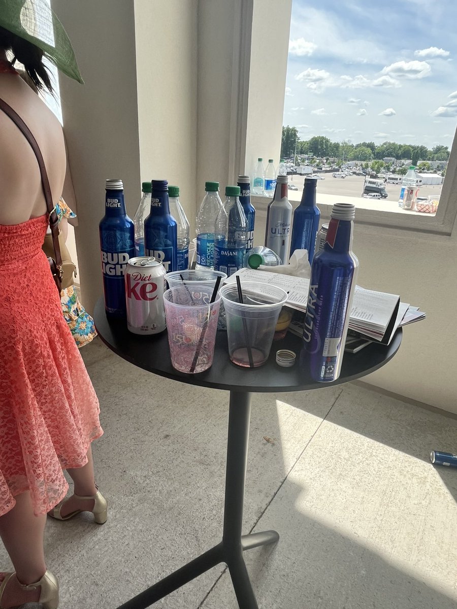 30ishfact's tweet photo. @ChurchillDowns is this what reserved sections get? #FAILED https://t.co/gDne5YerHu