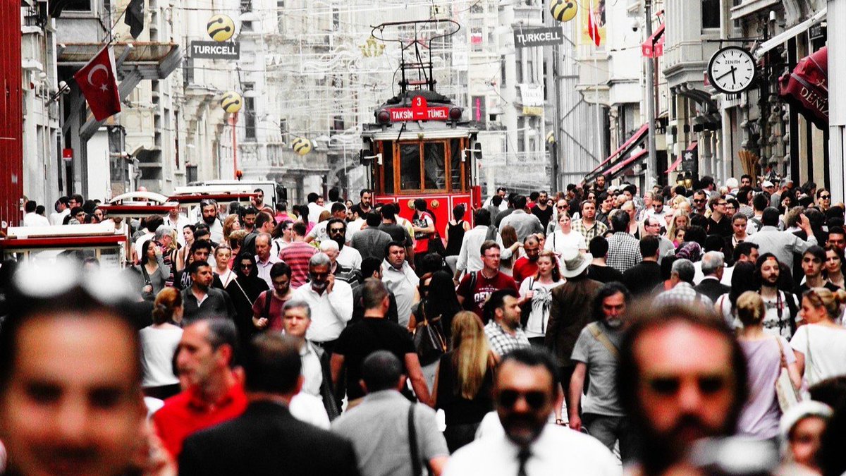 Tayfun Atay (@ataytayfun): AKP'nin 20 yıllık iktidar dönemi tarihi ,Türkiye'de dindar muhazafakarlığın en fazla sekülerleştiği tarihtir... İzlemek için: youtube.com/live/M6bs4maRx…