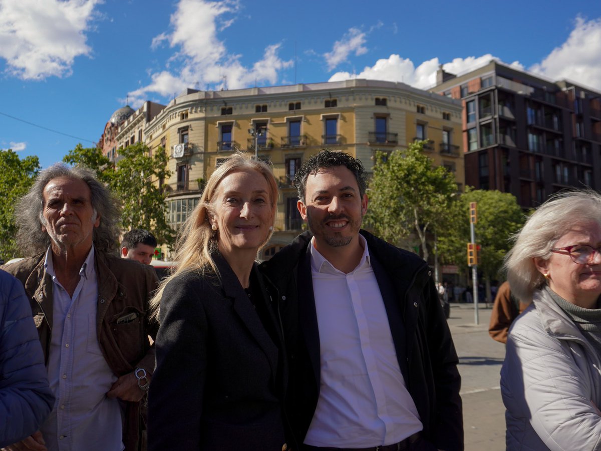 Junts_BCN's tweet image. Avui hem caminat i fet l’#Eixample Circuit a quatre punts emblemàtics del districte per explicar què necessita #Catalunya i #Barcelona!

#PuigdemontPresident