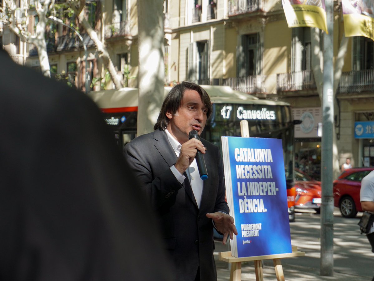 Junts_BCN's tweet image. Avui hem caminat i fet l’#Eixample Circuit a quatre punts emblemàtics del districte per explicar què necessita #Catalunya i #Barcelona!

#PuigdemontPresident