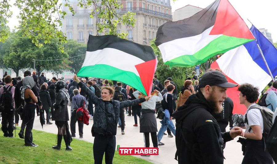 Almanya, İngiltere, İspanya, Fransa... Birçok ülkede 1 Mayıs yürüyüşleri Filistin'e destek gösterilerine sahne olurken, bizde kaldırım taşını düşmanca bir hisle polise fırlatmanın ve saldırmanın aracı hâline geldi. #1mayısişçibayramı #FreePalestine #Filistin #PolisimeDokunma