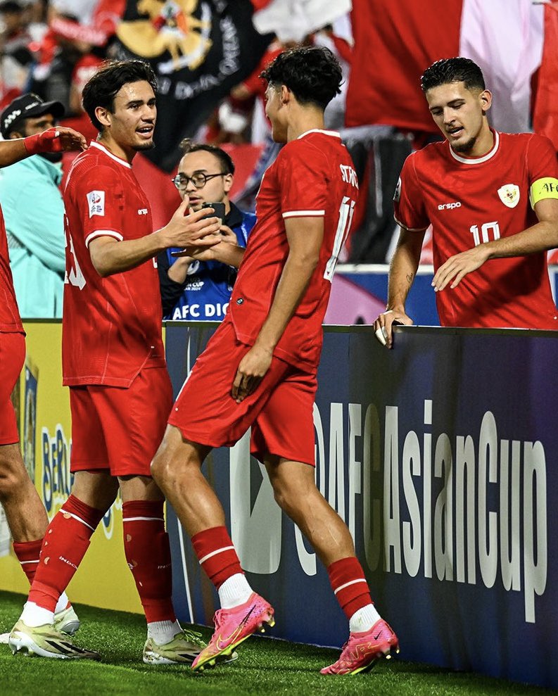 Apresiasi utk supporter timnas yg ga capek2 teriak nyemangati! 🔥
Hubner, Nathan, Ivar perannya vital bgt di tim
Semoga decision making ke depannya lbh bagus lagi & ga terlalu egois 😄🥲