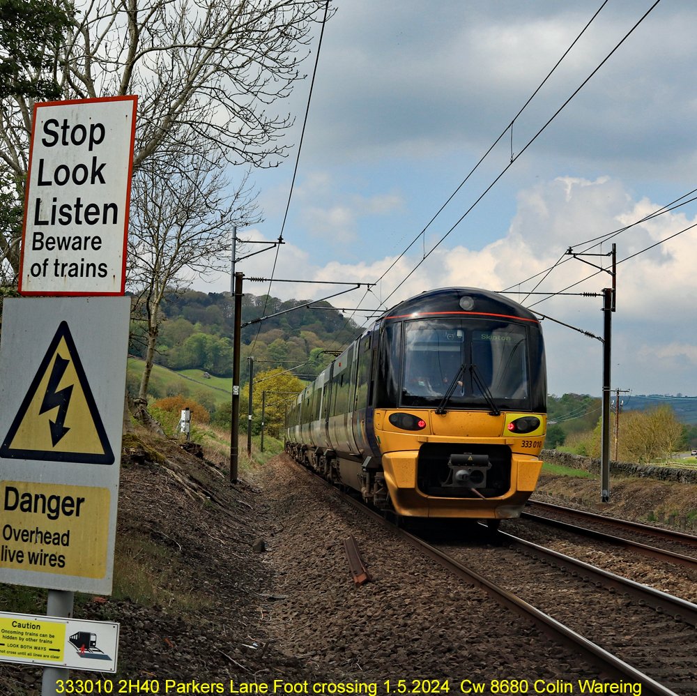 20 minutes at Parkers Lane Foot crossing, yesterday Low Utley near Keighley and 333008, 333009 and 333010 all pass by @northernassist @railexpress @BrianNe08342467 @PaulMBigland @railwaysillus @RailwayMagazine @networkrail @CanonUKandIE @RAIL #threetrains #footcrossing