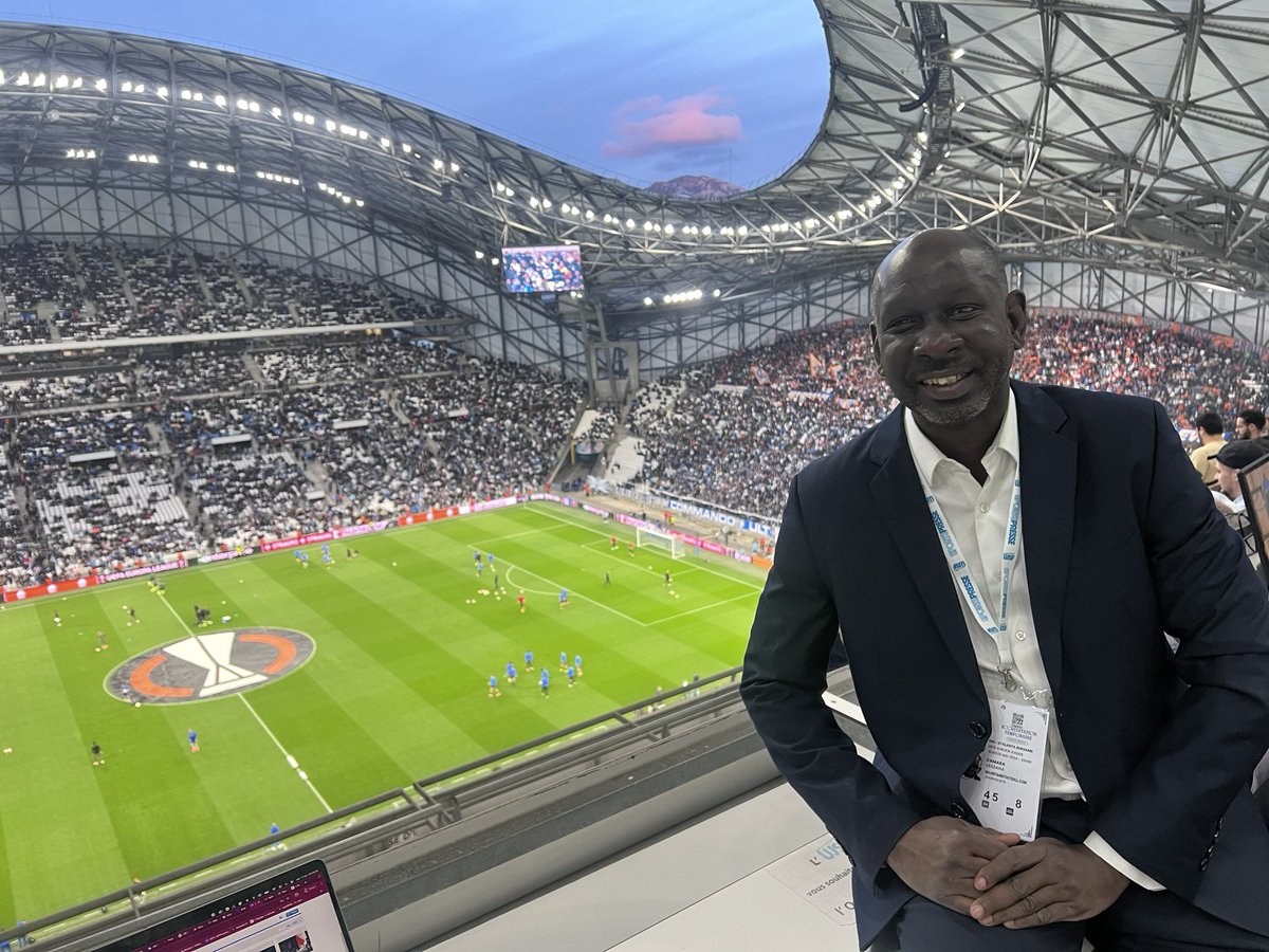 L’ambiance des très grands soirs au Stade 🏟️ Vélodrome .Le parfum des joutes européennes 🔵⚪️. #OMAtalanta @africafootutd #OMATA #EuropaLeague @EuropaLeague