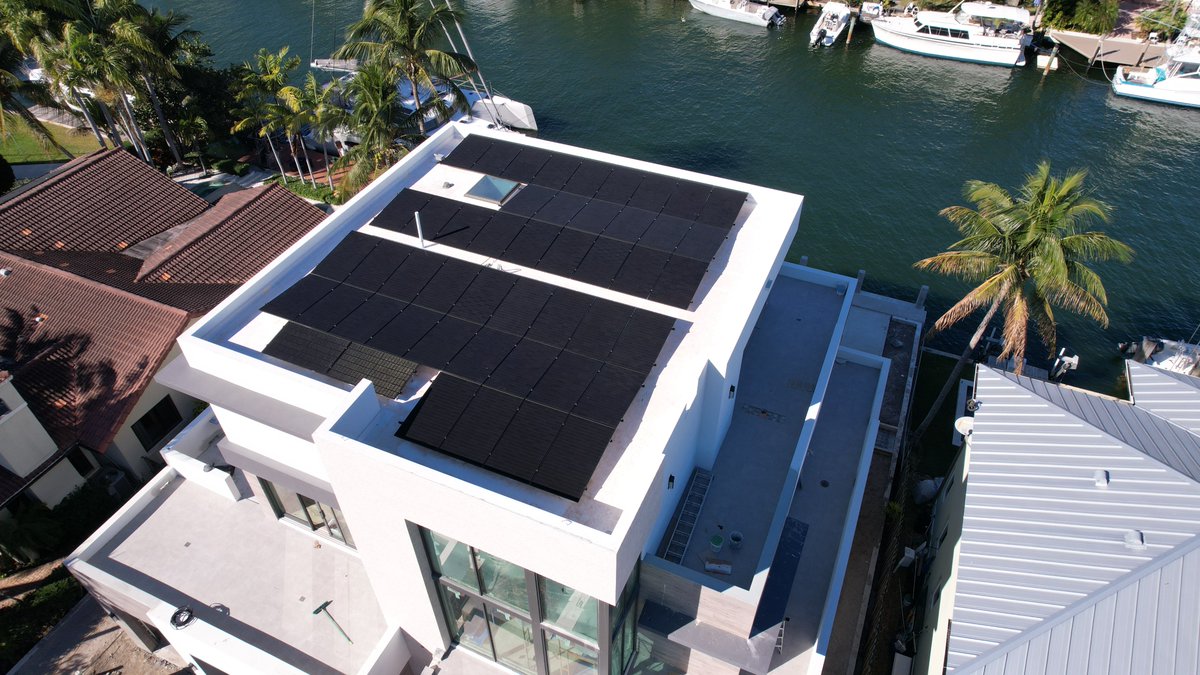 _SunshineSolar's tweet photo. We installed 48 @Qcells_NA Q.Peak Duo 400W solar panels paired with @Enphase IQ8A Microinverters on this modern waterfront home in Fort Lauderdale, FL.  

https://t.co/zvbFnWkG61

#SolarPanels #SolarEnergy #CleanEnergy #GoSolar #Florida https://t.co/yCF1T1MBFI