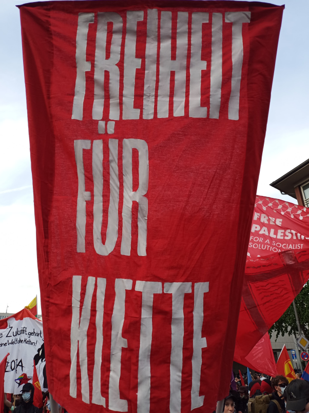 Am 1. Mai und jeden Tag: Kampf ihrer Klassenjustiz. Solidarische Grüße an alle verhafteten und verletzten Genoss:innen von #Vechta über #Stuttgart bis nach #Istanbul und #Gaza!